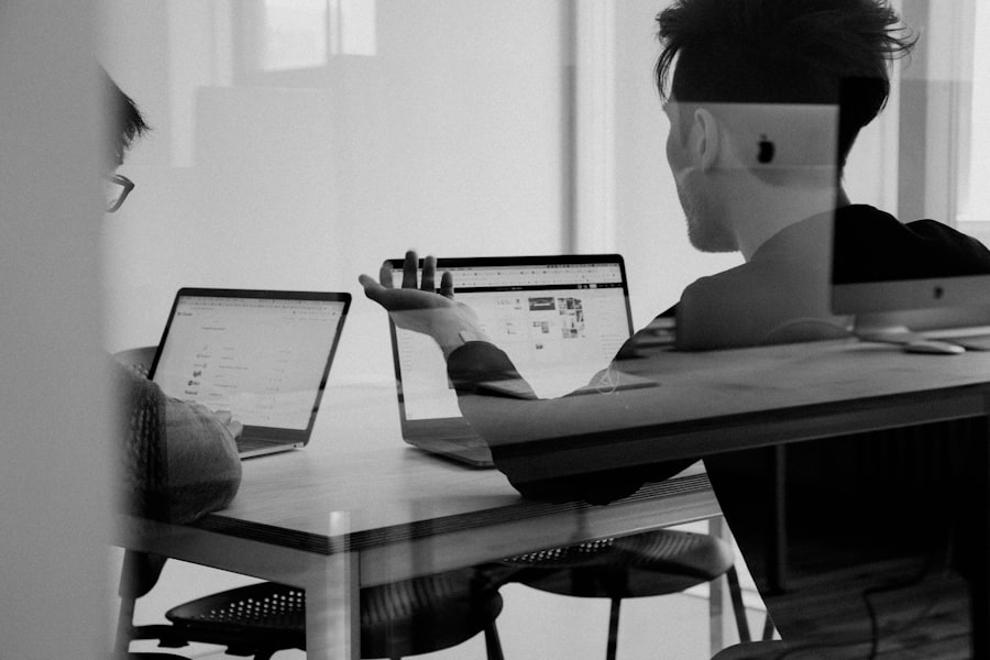 Führungsteam eines Contact Centers in professioneller Betriebsbesprechung